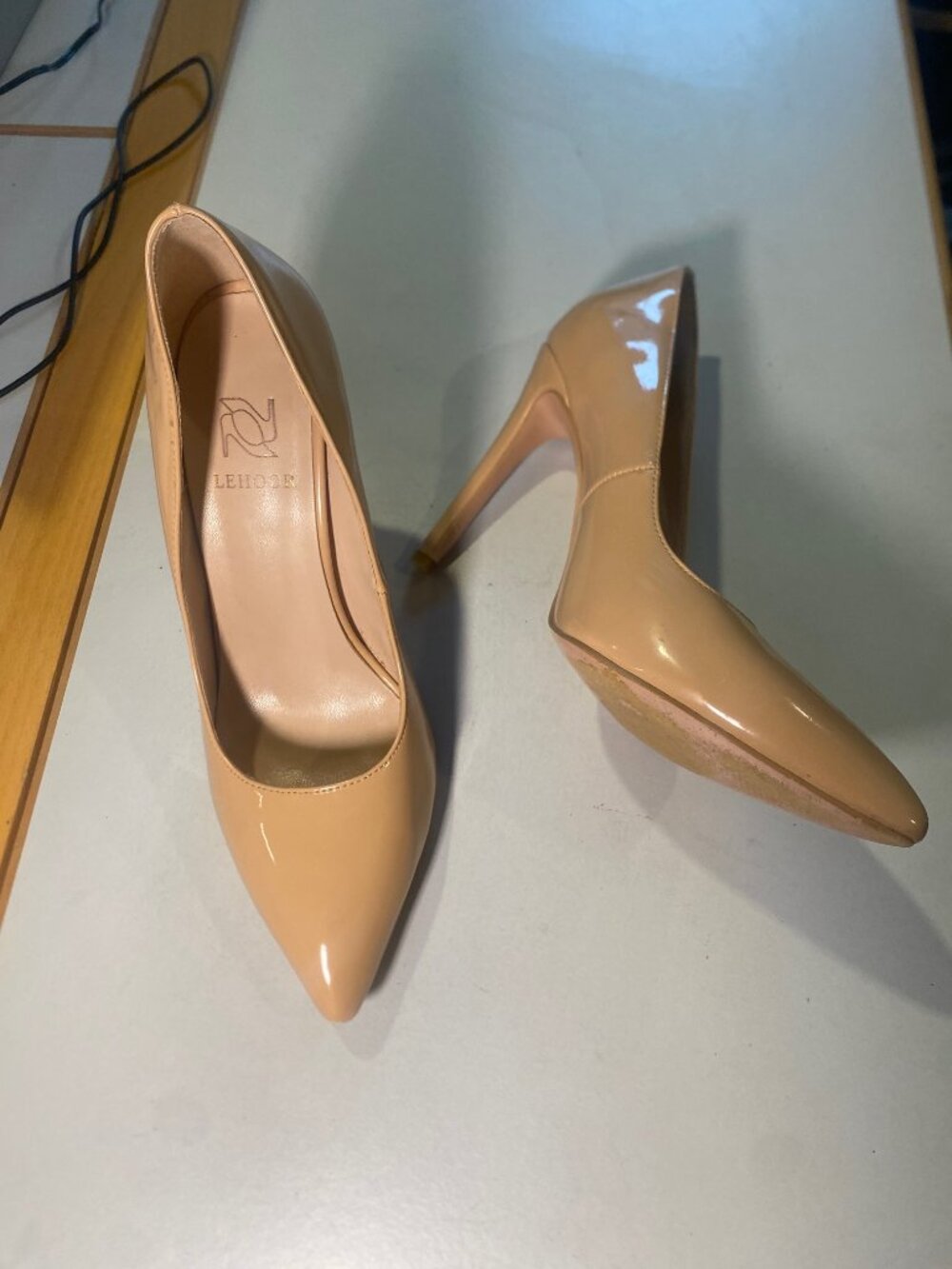 Lehoor - Size 7.5M - Women's Stiletto heel pointed toe pumps in cream/beige